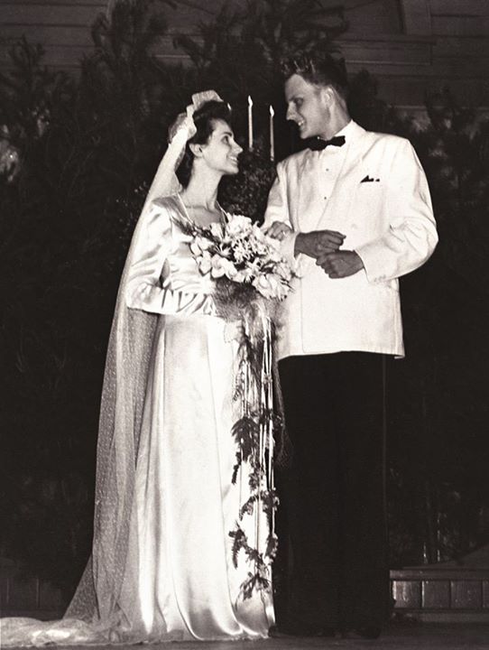 葛培理牧師與妻子路得72年前的結婚照。(圖：葛福臨牧師)