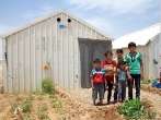 敍利亞孩子在難民營前留影