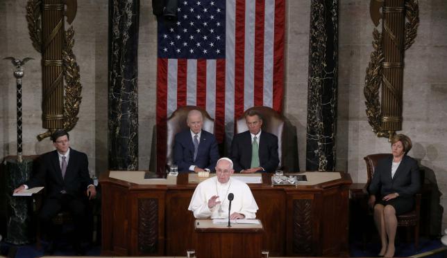2015年9月24日，羅馬天主教教宗方濟(中)歷史性的在美國國會發表演說，左邊為副總統拜登，右邊為眾議院議長博納. (REUTERS/JIM BOURG)