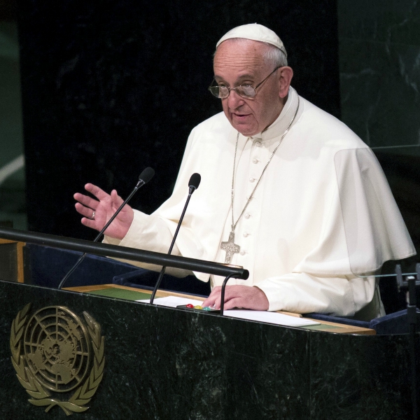 2015年9月25日，羅馬天主教教宗方濟出席紐約曼克頓聯合國總部舉行的聯合國可持續性發展峰會，並發表演說。(路透社)