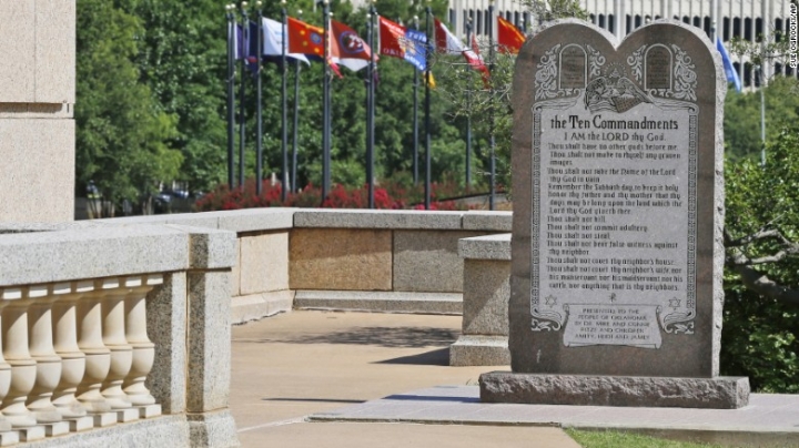 俄克拉馬州州政府大樓前的基督教十誡石碑被判違反州憲法，下令立刻移除。