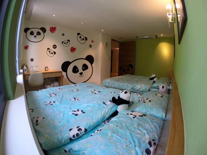 范范黑人今年已連續第二年贊助台灣麥當勞叔叔之家的一個病房，房間裝修特別以熊貓為主題，打造成「愛的熊貓房」，非常可愛.(Facebook/黑人陳建州)