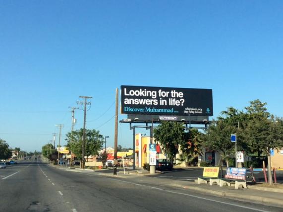 由穆斯林機構贊助的大型廣告版在加州首府沙加緬度的公路上出現。(圖:REUTERS/ISLAMIC CIRCLE OF NORTH AMERICA/HANDOUT VIA REUTERS)