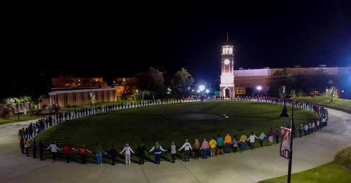 田納西州亨德森(Henderson)的基督教大學Freed-Hardeman University校園，逾100名學生週三晚上在校園進行禱告會，悼念羅伯塔。(Facebook)