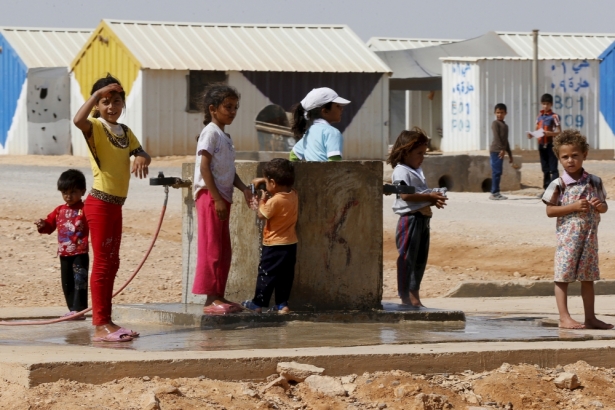 敘利亞小朋友在約旦一個難民營中喝水。(圖:路透社/Muhammad Hamed)