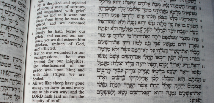 基督徒一直認為，以賽亞書第53章是預言一個受苦的彌賽亞，但猶太人卻不接受這個解釋。