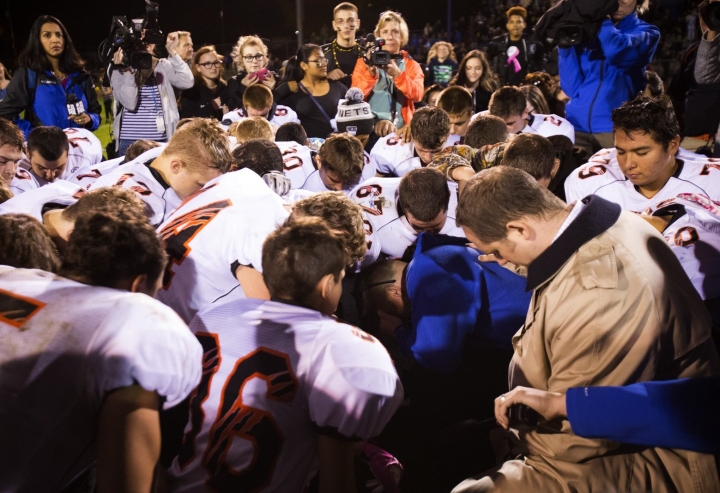 布雷默頓高中(Bremerton High School)的助理足球教練肯尼迪(Joe Kennedy) 毋懼學區的警告，堅持賽後祈禱，結果獲得了許多人支持。(Lindsey Wasson/The Seattle Times)