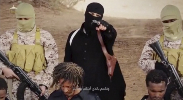 2015年4月19日，社交網站上傳出一段影片，片中有ISIS武裝分子持槍站在一位埃塞俄比亞基督徒後面。(路透社)