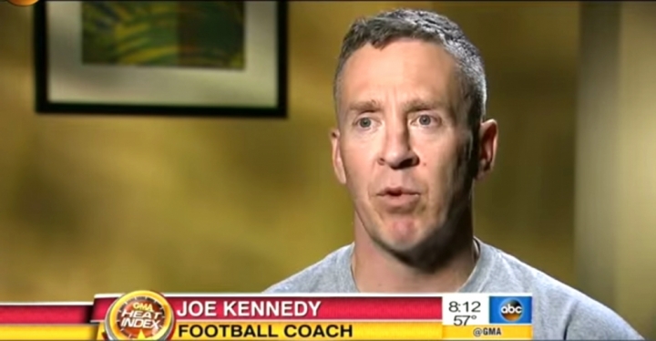 布雷默頓高中(Bremerton High School)的助理足球教練肯尼迪(Joe Kennedy)接受ABC新聞訪問。(網絡截圖)