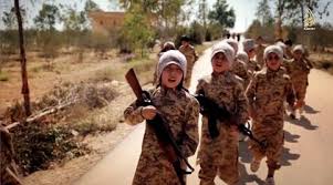 伊斯蘭國訓練娃娃兵作聖戰戰士。
