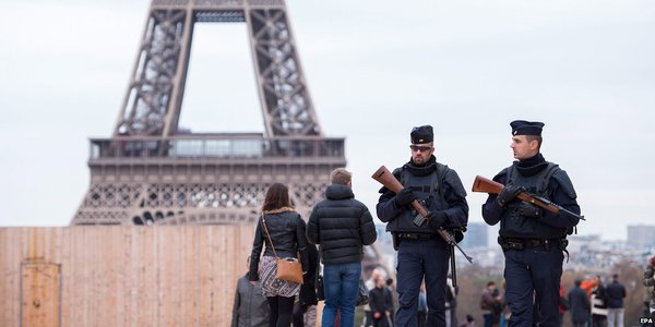 巴黎上周五恐襲事件後，警方加強戒備。
