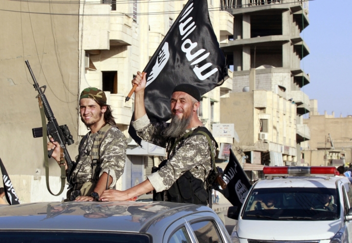 ISIS武裝分子在敘利亞北部進行軍事遊行。(路透社)
