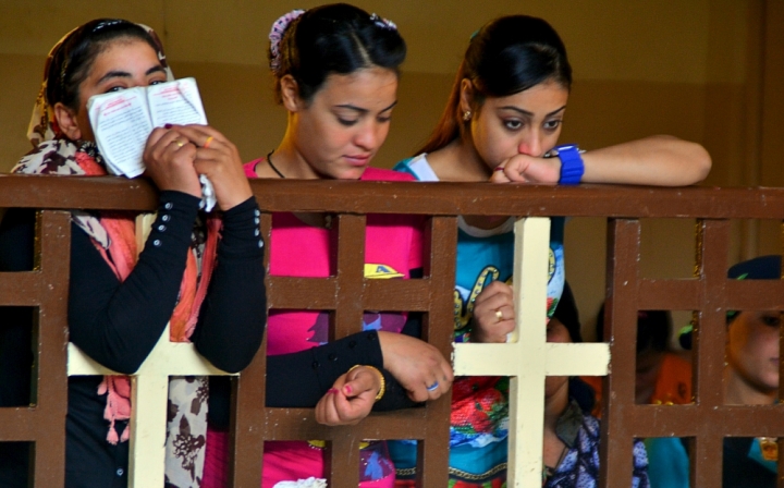 埃及基督徒在開羅南部童貞瑪利亞教會參加禮拜.(路透社)