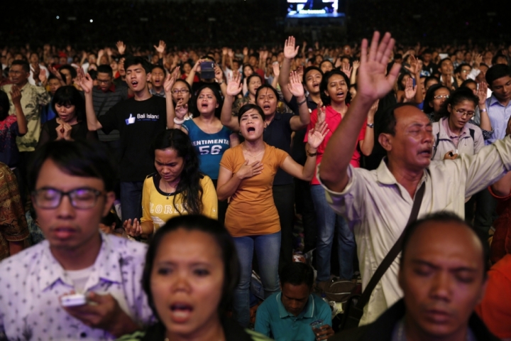 印尼基督徒去年平安夜在雅加達足球場參加彌撒活動。(路透社)
