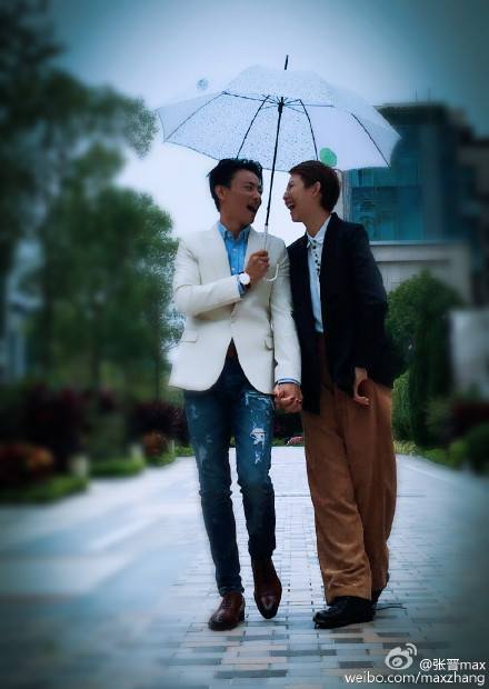 蔡少芬與先生張晉剛慶祝結婚8週年。一家四口手執雨傘，寓意風雨同路，彼此不離不棄。(weibo)