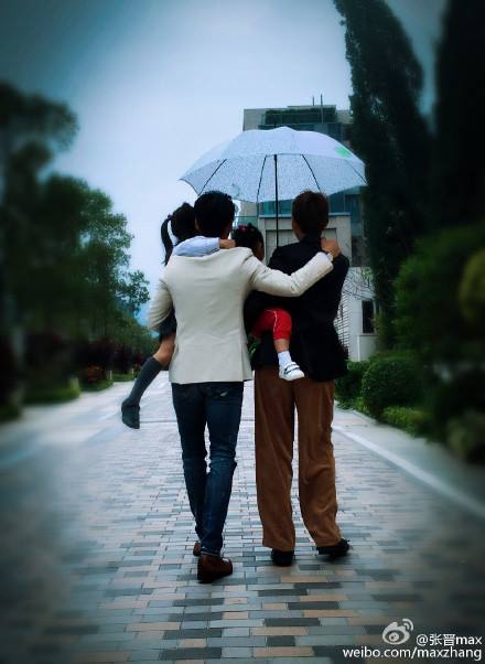 蔡少芬與先生張晉剛慶祝結婚8週年。一家四口手執雨傘，寓意風雨同路，彼此不離不棄。(weibo)