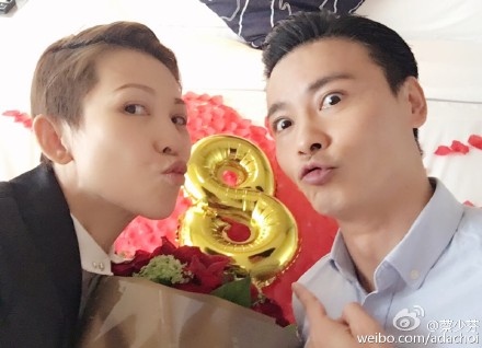 蔡少芬與先生張晉剛慶祝結婚8週年，手執玫瑰花和一個「8」字氣球合照。(weibo)