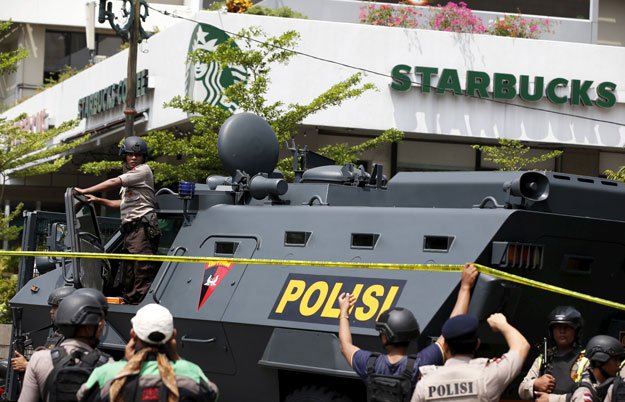 印尼雅加達週四(14日)早上遇連環恐怖襲擊，一名男子走進位於市中心購物區的星巴克咖啡館，進行自殺式爆炸。(路透社)