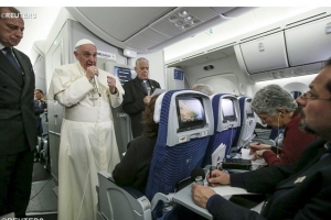 2月18日，教宗從墨西哥返回羅馬途中與隨機記者交談。 <br/>路透社