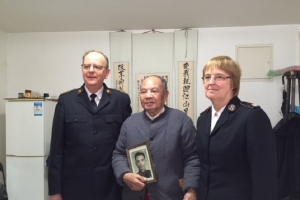 2016年，郭安志大將夫婦訪問中國，前軍官李牧師在會面中拿出一張1930年他穿著救世軍制服的歷史照片。 <br/>Salvation Army