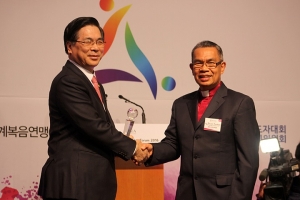 2016年國際領袖論壇上，世界福音聯盟總幹事以法蓮·滕德羅主教（圖右）與韓國基督教總聯合會主席李永勛牧師（左）合影。 <br/>WEA網站