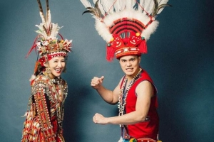 梁文音（左）穿上魯凱族傳統服裝，男友張念平穿上阿美族的傳統服裝拍攝婚照。 <br/>環球唱片提供