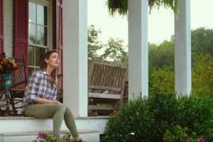 影星詹妮弗·加納（Jennifer Garner）在《天堂奇癒記》電影中向神哭求。 <br/>視頻圖