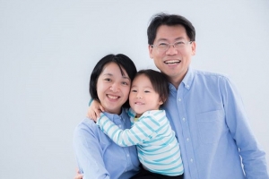 4歲受害女童「小燈泡」與媽媽Claire Wang及爸爸的合影。 <br/>Claire Wang臉書