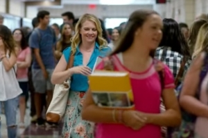 梅麗莎·瓊·哈特(Melissa Joan Hart)扮演的主角Grace Wesley在學校。 <br/>視頻圖