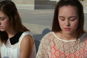 《鴨子王朝》真人秀明星賽迪•羅伯遜(Sadie Robertson) 在影片裡與同學一起禱告。 <br/>視頻圖