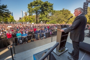3月31日，葛福臨牧師推動的「美國決志之旅」( Decision America Tour)巡迴中，超過7500人聚集在加州首府沙加緬度（薩克拉門托）的聚會中禱告。 <br/>Decision America Tour