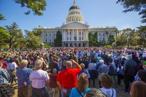 3月31日，葛福臨牧師推動的「美國決志之旅」( Decision America Tour)巡迴中，超過7500人聚集在加州首府沙加緬度（薩克拉門托）的聚會中禱告。 <br/>
