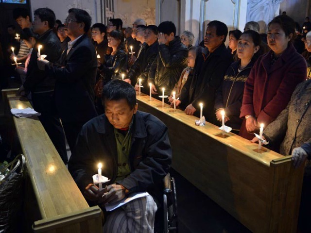 2015年，中國基督徒面臨迫害，警察搜查教會，並拘留基督徒。