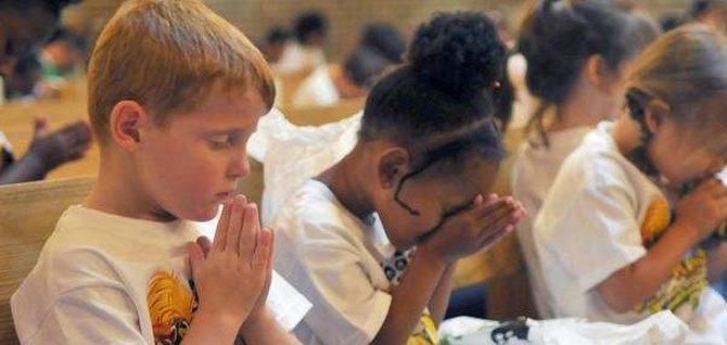 孩子們在禱告
