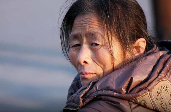 婷是來自中國西北地區的一個薩滿，在夢中看到一個穿著明亮的白袍的人後，她選擇信仰了耶穌。（圖來自 敞開的門）