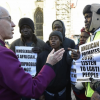 坎特伯雷大主教賈斯汀·韋爾比支持異性婚姻定義，他正與在坎特伯雷大教堂前的抗議者說話。 （圖：來自網絡）