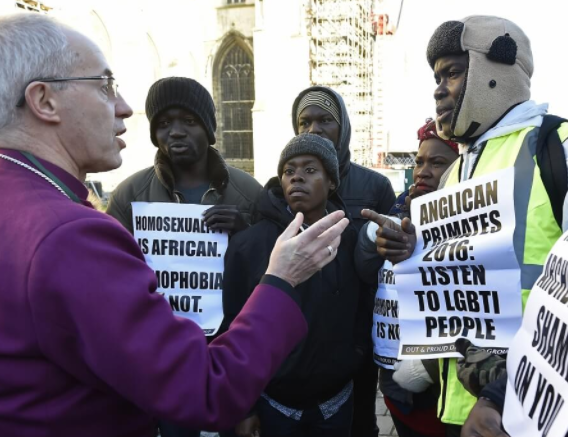 坎特伯雷大主教賈斯汀·韋爾比支持異性婚姻定義，他正與在坎特伯雷大教堂前的抗議者說話。 （圖：來自網絡）