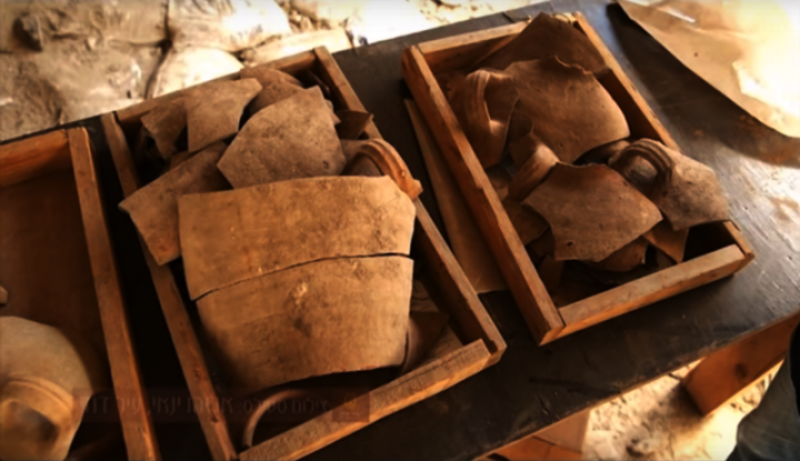 以色列古物管理局的考古人員於大衞城挖掘時，發現許多屬2600多年前的文物，進一步引證舊約《聖經》的說法。 (圖: Youtube視頻擷圖)