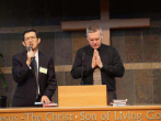 溫哥華浸信會信友堂主日洪予健牧師與Rev.Greg 牧師(加拿大殉道者之聲)為基督徒和教會禱告。 （圖：來自郭寶勝twitter）