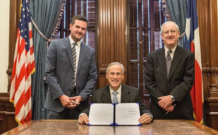 德克薩斯州州長格雷格·阿博特(Greg Abbott)15日簽署一項法案，防止納稅人通過保險計劃為墮胎提供資金補助。