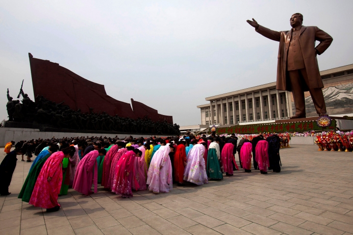 北韓政權要求人民將領袖視作神明。(圖：紐約郵報)