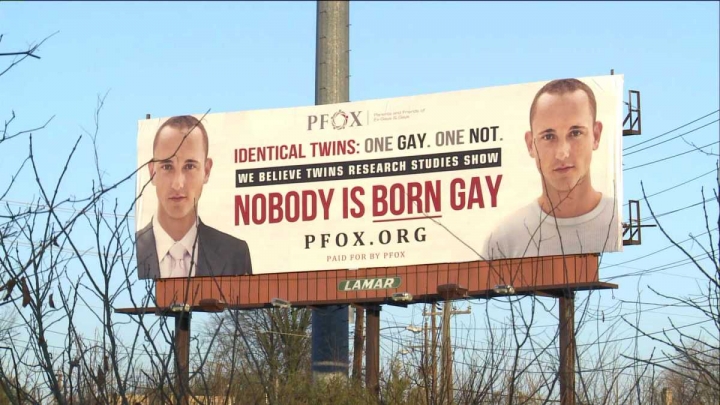 大型廣告牌寫著「孿生子, 一個同性戀, 一個異性戀——沒有人是天生同性戀」,打破同性戀源於基因的說法。(圖：網絡)