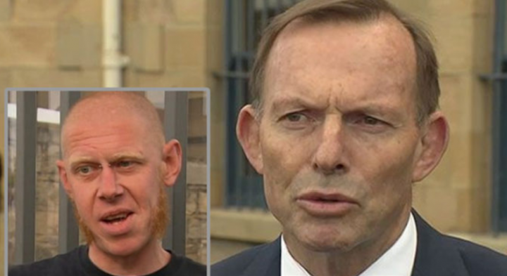 澳洲前總理艾伯特（右）被同性婚姻支持者拉貝（Astro Labe）（左）以頭襲擊。 （圖：來自網絡）