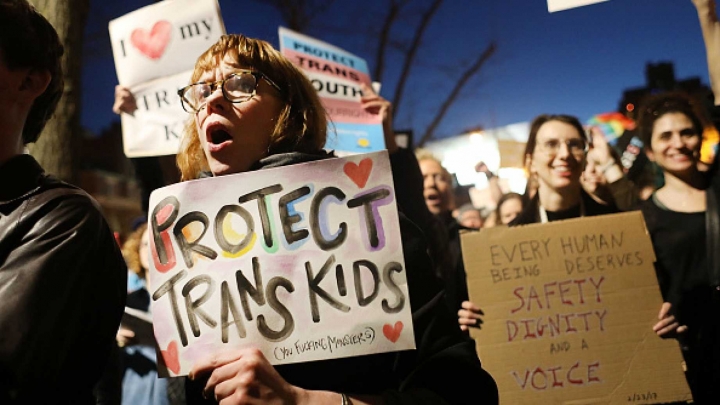家長抗議校董會通過強制讓孩子上跨性別教育課程。(圖：Daily Wire)