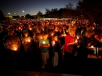 10月5日晚，美国拉斯维加斯，民众举行烛光集会，悼念枪击事件遇難者。 （圖：來自網絡）