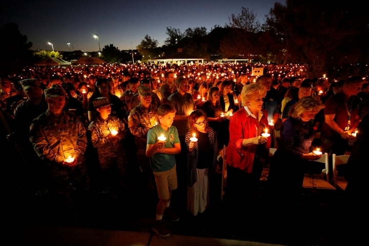 10月5日晚，美國拉斯維加斯，民眾舉行燭光集會，悼念槍擊事件遇難者（圖：來自網絡）