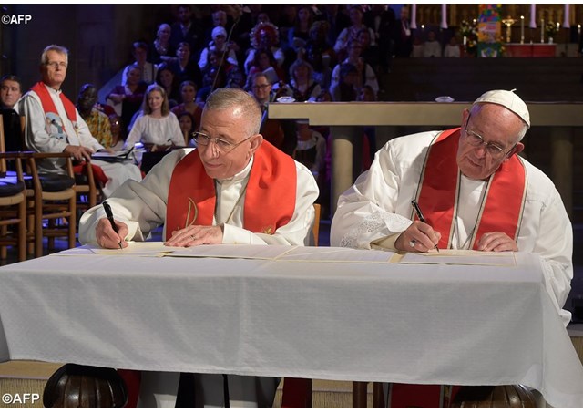 10月31日，天主教教宗方濟及當時世界信義會聯盟主席尤南（Munib A. Younan）主教在瑞典隆德簽署一份聯合聲明, 承諾繼續走向合一與共融。(圖：梵蒂崗電台)