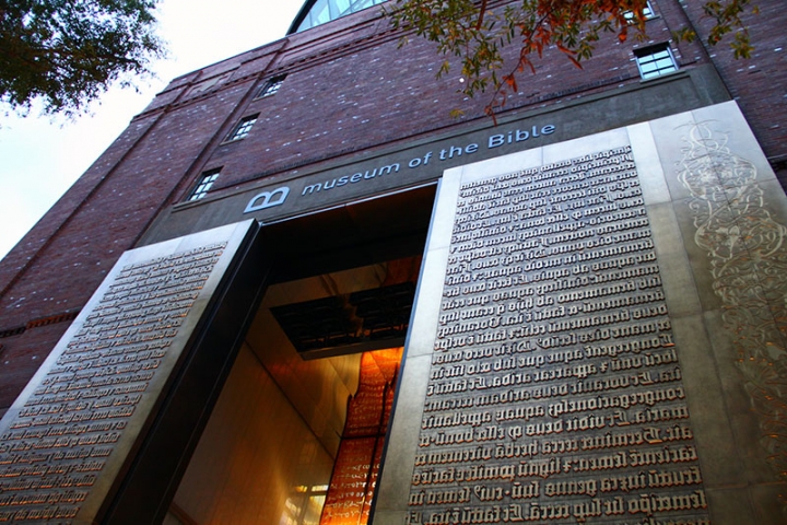 價值5億美元的聖經博物館於11月17日在華盛頓正式開放,歡迎任何人士參觀。大門設有一對半噸重，40英尺高的銅門，從古代聖經的早期版本中描繪創世紀第1章的文本（古騰堡最早版本）。（圖：基督日報英文版 The Gospelherald）