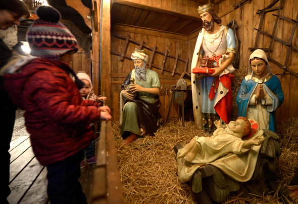 兒童在德國埃姆登港觀賞聖誕裝置——耶穌誕生。（圖： REUTERSFABIAN/BIMMER, The Christian Post,2013年11月27日）