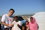 趙煥明到孟加拉邊境，向來自緬甸的難民家庭派發緊急糧食。（圖：宣明會）.jpg